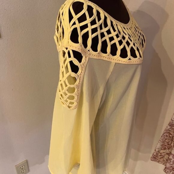 Umgee Soft yellow blouse, cutouts on shoulders and neck, Size M - Picture 3 of 5